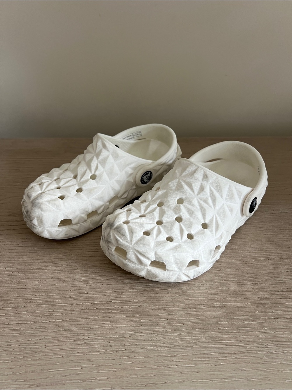 crocs kids white geometric clogs size child 12